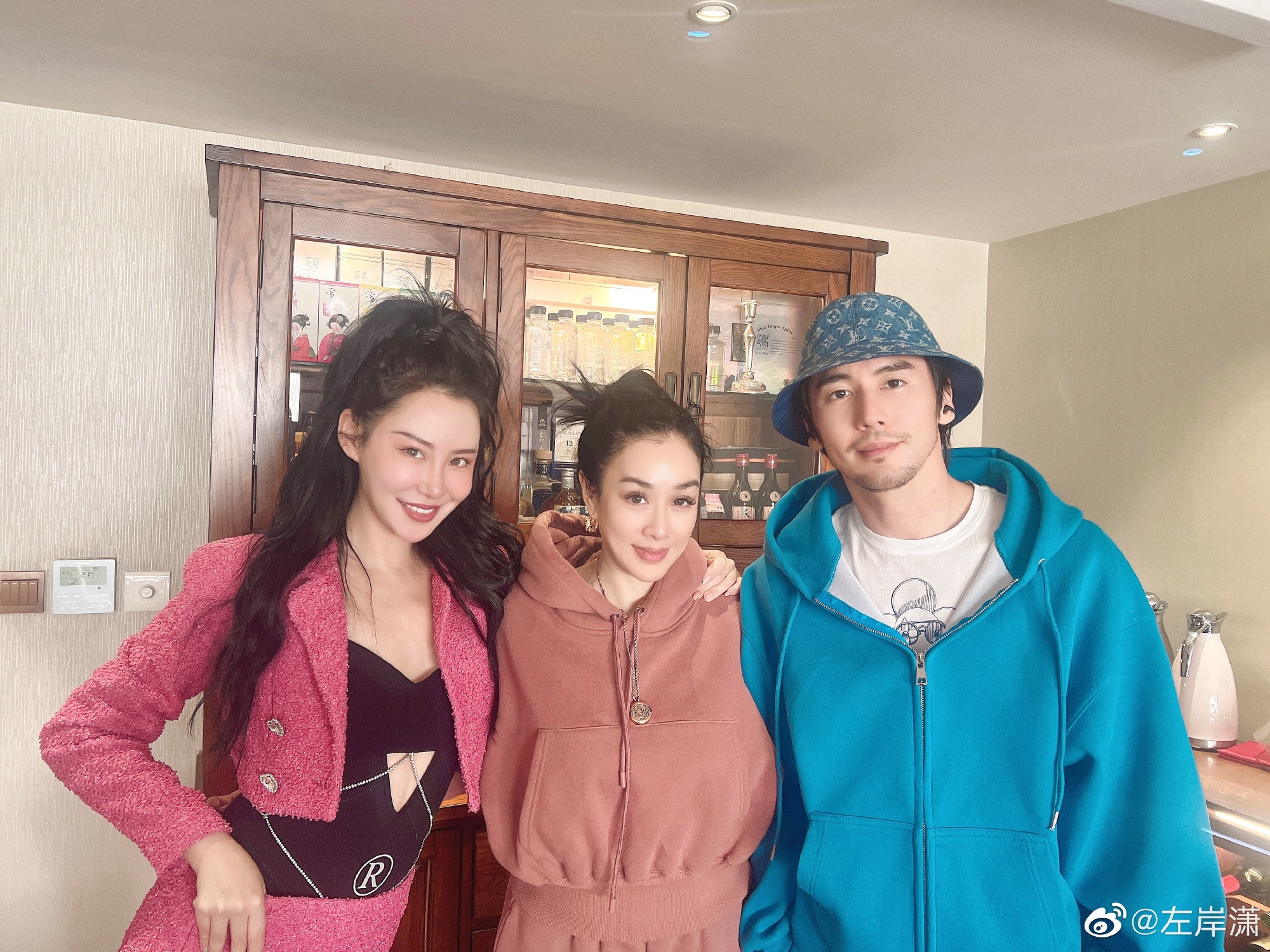 张兰母子现身女网红庆生派对，钟丽缇一家四口到齐，殷桃状态一般|左岸|张兰|左岸潇_新浪新闻