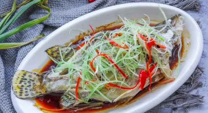 不管蒸什么鱼,都别做错这2步!教你正确的做法,鱼肉鲜嫩不腥休闲区蓝鸢梦想 - Www.slyday.coM 不管蒸什么鱼,都别做错这2步!教你正确的做法,鱼肉鲜嫩不腥休闲区蓝鸢梦想 - Www.slyday.coM