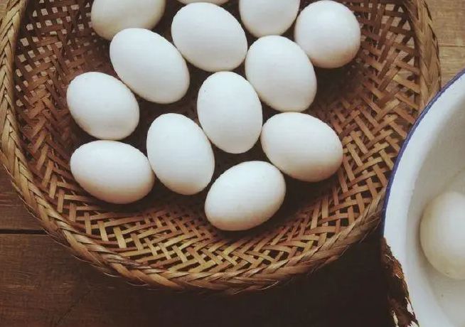 我家传了3代的咸鸭蛋配方,不裹黄泥,只要2样料,个个出油起沙休闲区蓝鸢梦想 - Www.slyday.coM 我家传了3代的咸鸭蛋配方,不裹黄泥,只要2样料,个个出油起沙休闲区蓝鸢梦想 - Www.slyday.coM