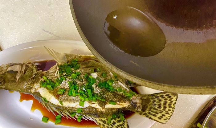 不管蒸什么鱼,都别做错这2步!教你正确的做法,鱼肉鲜嫩不腥休闲区蓝鸢梦想 - Www.slyday.coM 不管蒸什么鱼,都别做错这2步!教你正确的做法,鱼肉鲜嫩不腥休闲区蓝鸢梦想 - Www.slyday.coM