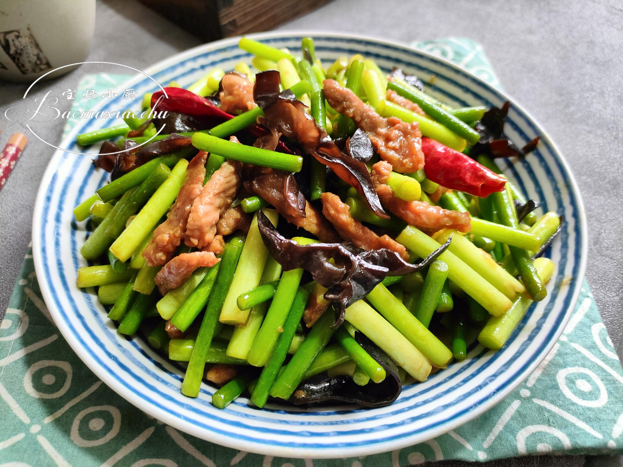 蒜苔和木耳是绝搭,比吃肉对身体好,中老年要常吃,胃舒服身体棒