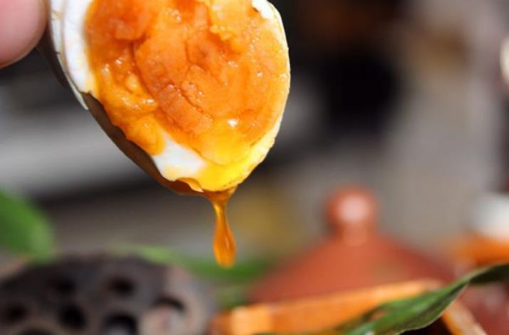 我家传了3代的咸鸭蛋配方,不裹黄泥,只要2样料,个个出油起沙休闲区蓝鸢梦想 - Www.slyday.coM 我家传了3代的咸鸭蛋配方,不裹黄泥,只要2样料,个个出油起沙休闲区蓝鸢梦想 - Www.slyday.coM