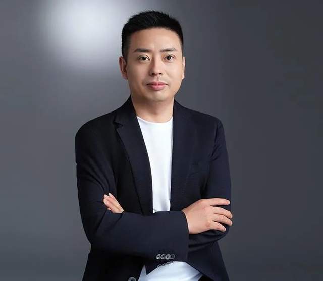 湖北丹江口穷小子叶国富翻身变135亿富豪,忙得婚礼拖后8年补办__财经头条