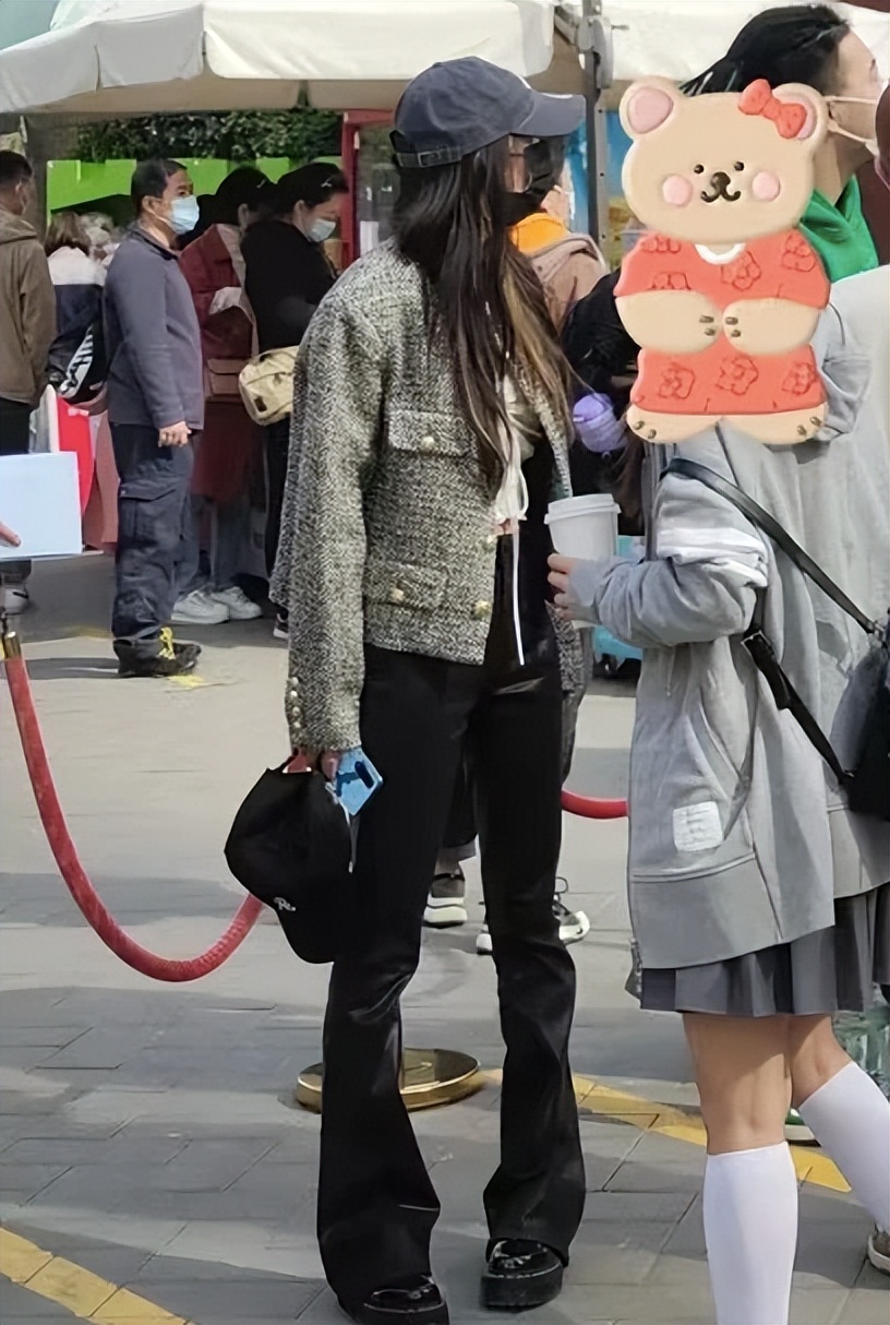 杨幂带2帅哥游公园,长腿细腰不像30岁,手上金表金手链抢镜!休闲区蓝鸢梦想 - Www.slyday.coM 杨幂带2帅哥游公园,长腿细腰不像30岁,手上金表金手链抢镜!休闲区蓝鸢梦想 - Www.slyday.coM