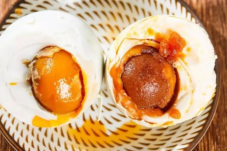 我家传了3代的咸鸭蛋配方,不裹黄泥,只要2样料,个个出油起沙休闲区蓝鸢梦想 - Www.slyday.coM 我家传了3代的咸鸭蛋配方,不裹黄泥,只要2样料,个个出油起沙休闲区蓝鸢梦想 - Www.slyday.coM