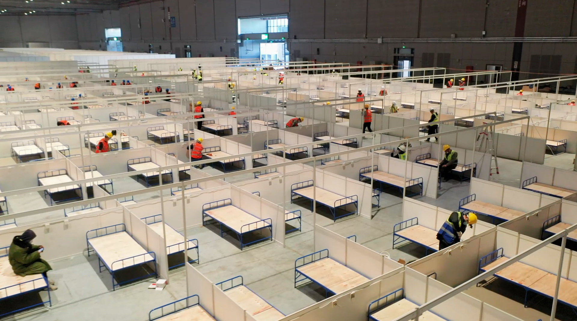 驰援上海全力守"沪"! 京企突击队援建上海最大方舱医院