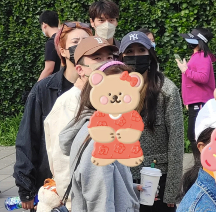 杨幂带2帅哥游公园,长腿细腰不像30岁,手上金表金手链抢镜!休闲区蓝鸢梦想 - Www.slyday.coM 杨幂带2帅哥游公园,长腿细腰不像30岁,手上金表金手链抢镜!休闲区蓝鸢梦想 - Www.slyday.coM