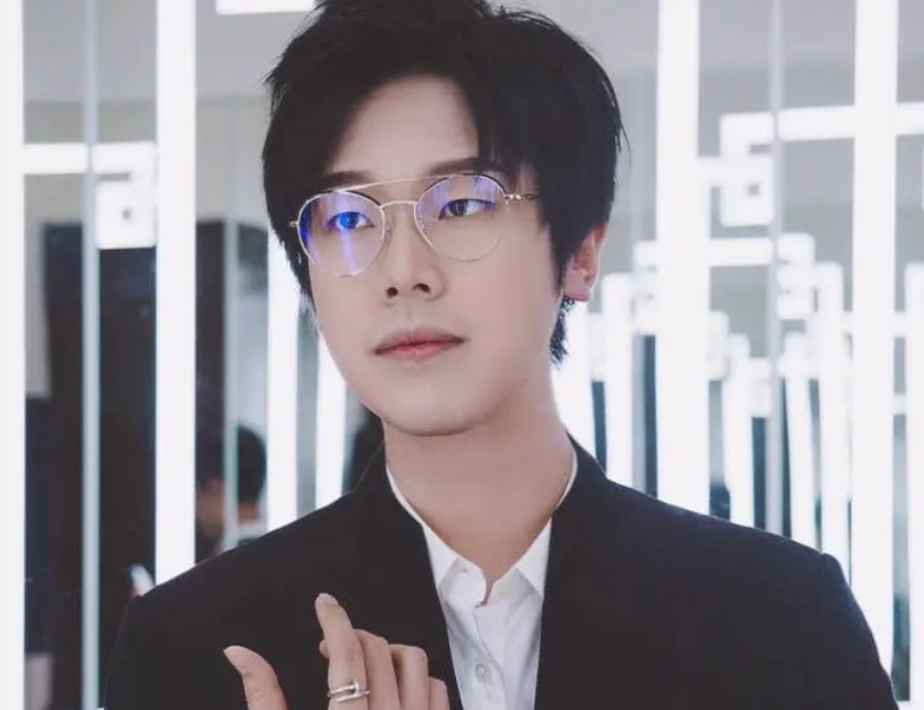 没想到现实生活中,他也被女cv"折子戏"爆料其劈腿,冷暴力等等.