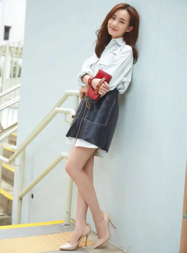 古铜色皮肤的李一桐太抢镜了,感觉像是全身擦油,皮肤在反光__财经头条