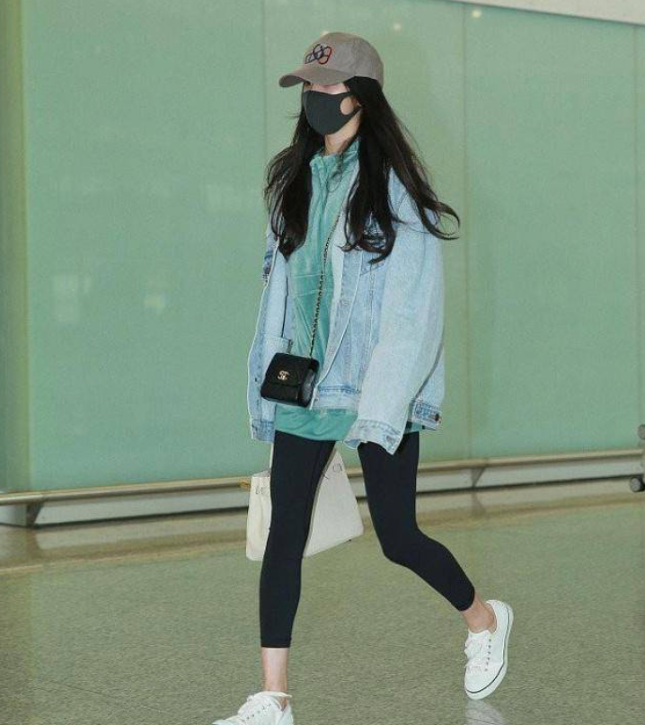 杨幂带2帅哥游公园,长腿细腰不像30岁,手上金表金手链抢镜!休闲区蓝鸢梦想 - Www.slyday.coM 杨幂带2帅哥游公园,长腿细腰不像30岁,手上金表金手链抢镜!休闲区蓝鸢梦想 - Www.slyday.coM