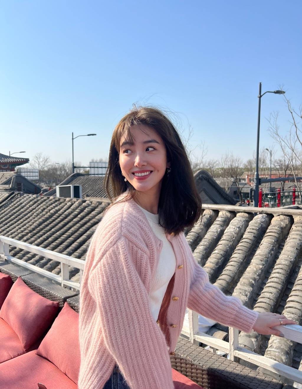 杨采钰终于换风格粉色开衫空气刘海变萌妹子甜美温柔有格调