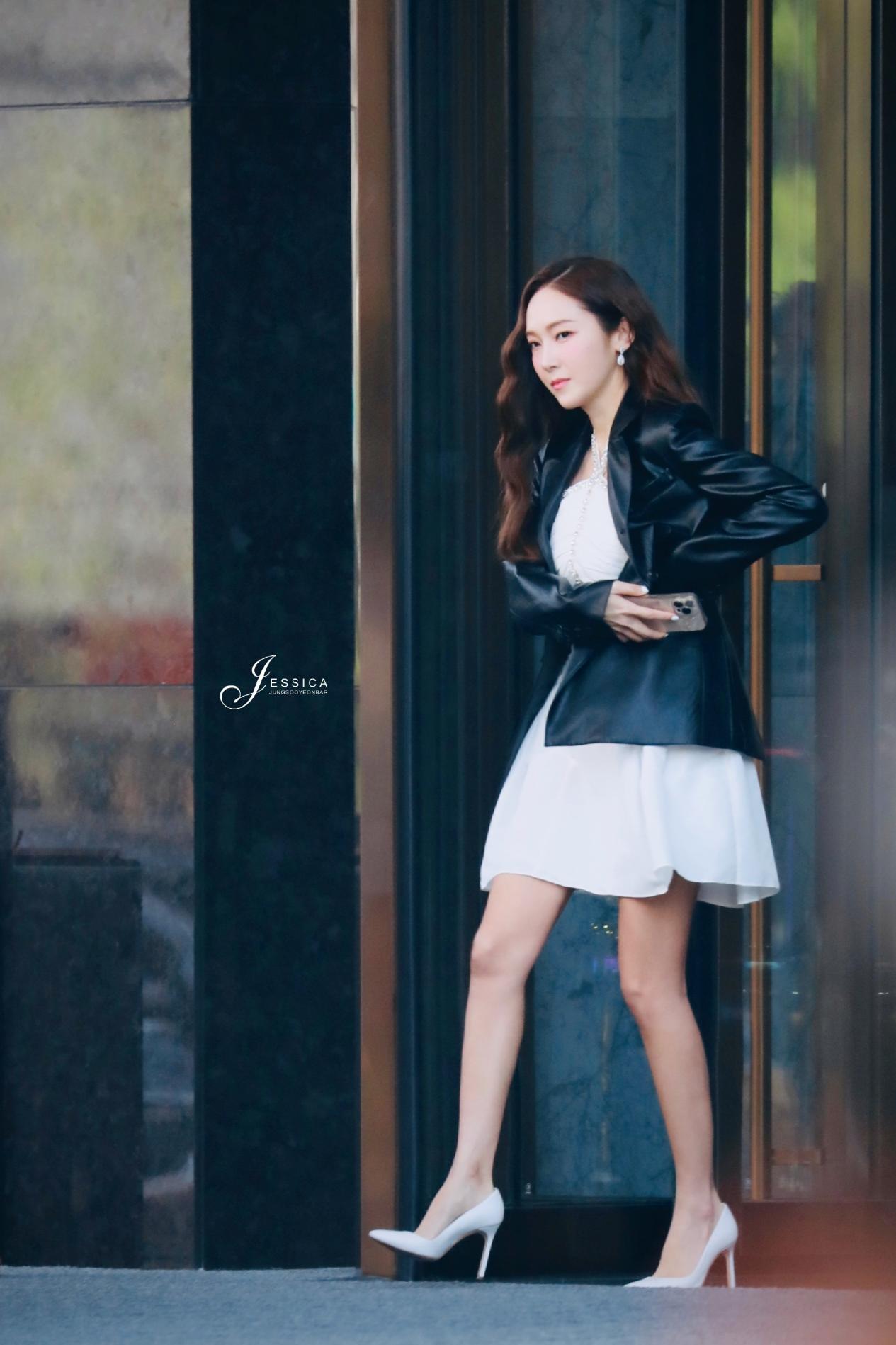 郑秀妍国内上班图曝光,穿西装扎马尾很养眼,见偷拍开心打招呼__财经