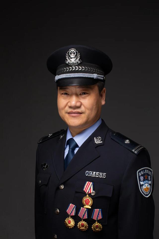 接受百万打赏被网暴，反诈民警老陈辞职：三观正了，世上就没有伤害休闲区蓝鸢梦想 - Www.slyday.coM