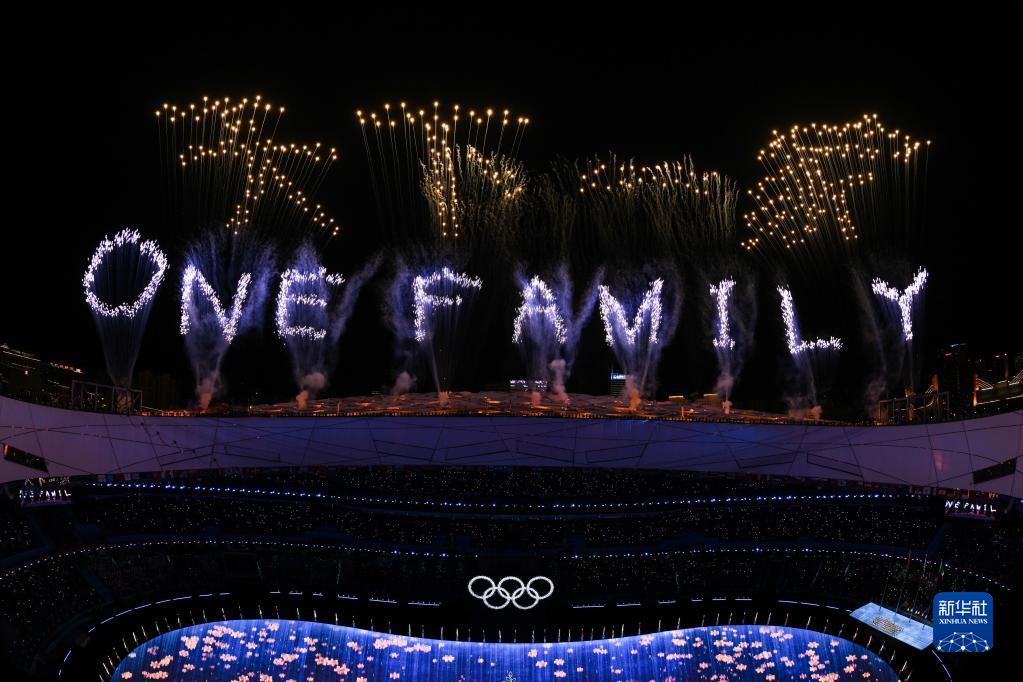 2022年2月20日，第二十四届冬季奥林匹克运动会闭幕式在北京国家体育场举行，这是闭幕式上的焰火表演。新华社记者 宋彦桦 摄
