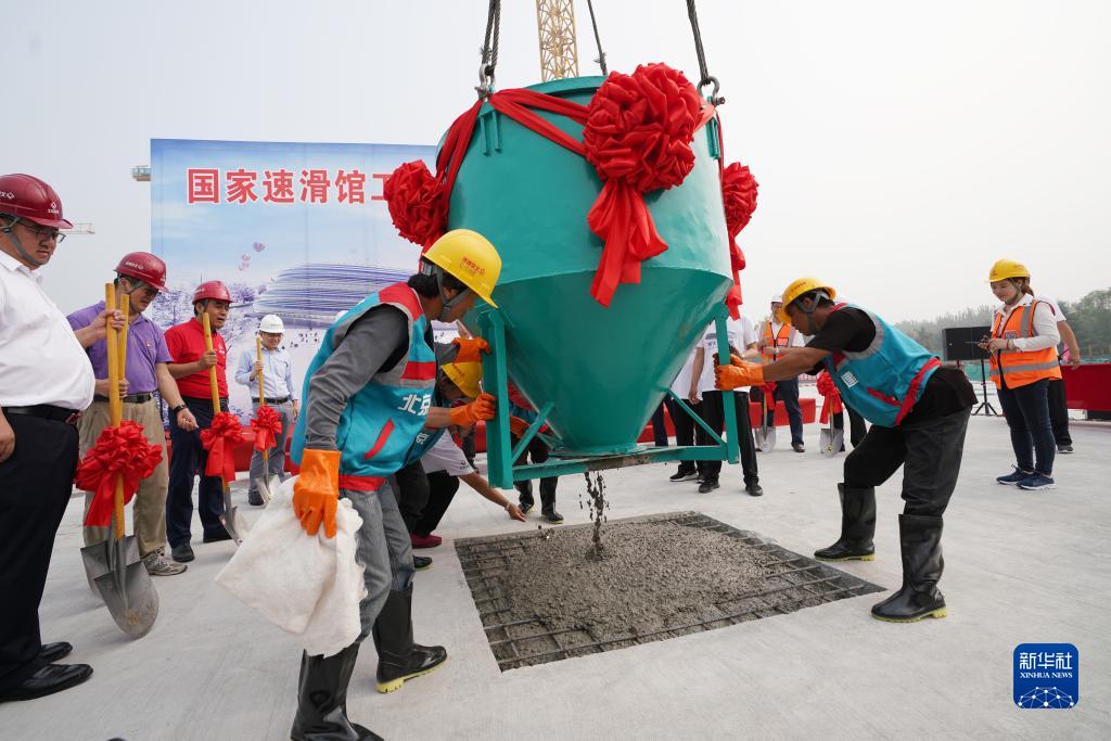 2018年6月26日，在北京国家速滑馆施工现场，工人浇筑地下结构最后一块顶板混凝土。新华社记者 鞠焕宗 摄