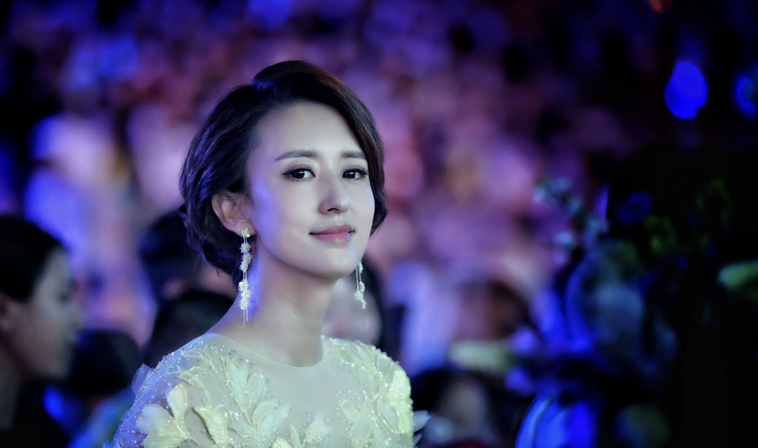 央视女主持晒旅行视频，田间干活超卖力，穿拉祜族衣服显柔美休闲区蓝鸢梦想 - Www.slyday.coM