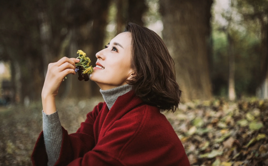 央视女主持晒旅行视频，田间干活超卖力，穿拉祜族衣服显柔美休闲区蓝鸢梦想 - Www.slyday.coM