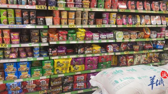 「视频+图集」走探广州员村菜市场：市民有序采购休闲区蓝鸢梦想 - Www.slyday.coM