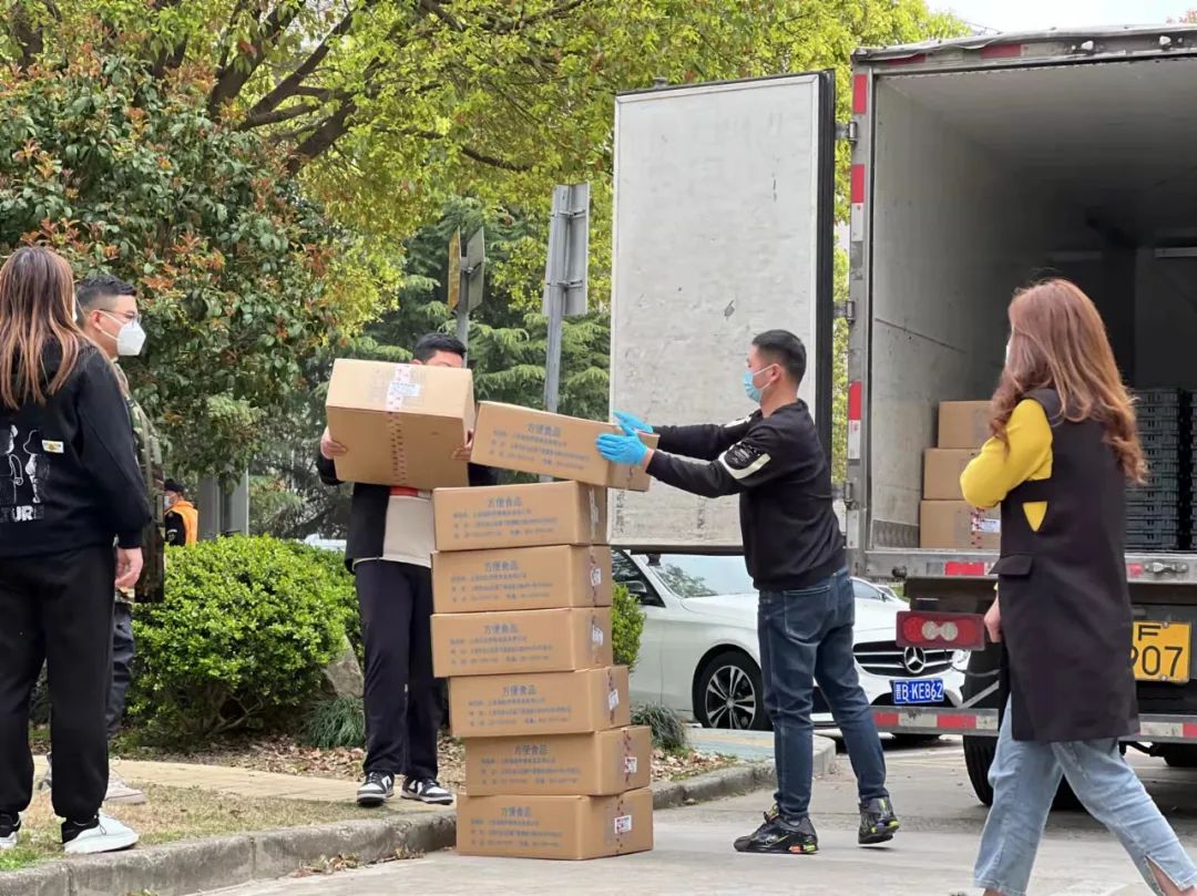 上海一小区居民买550份盒饭送给社区，“为抗疫出点力”