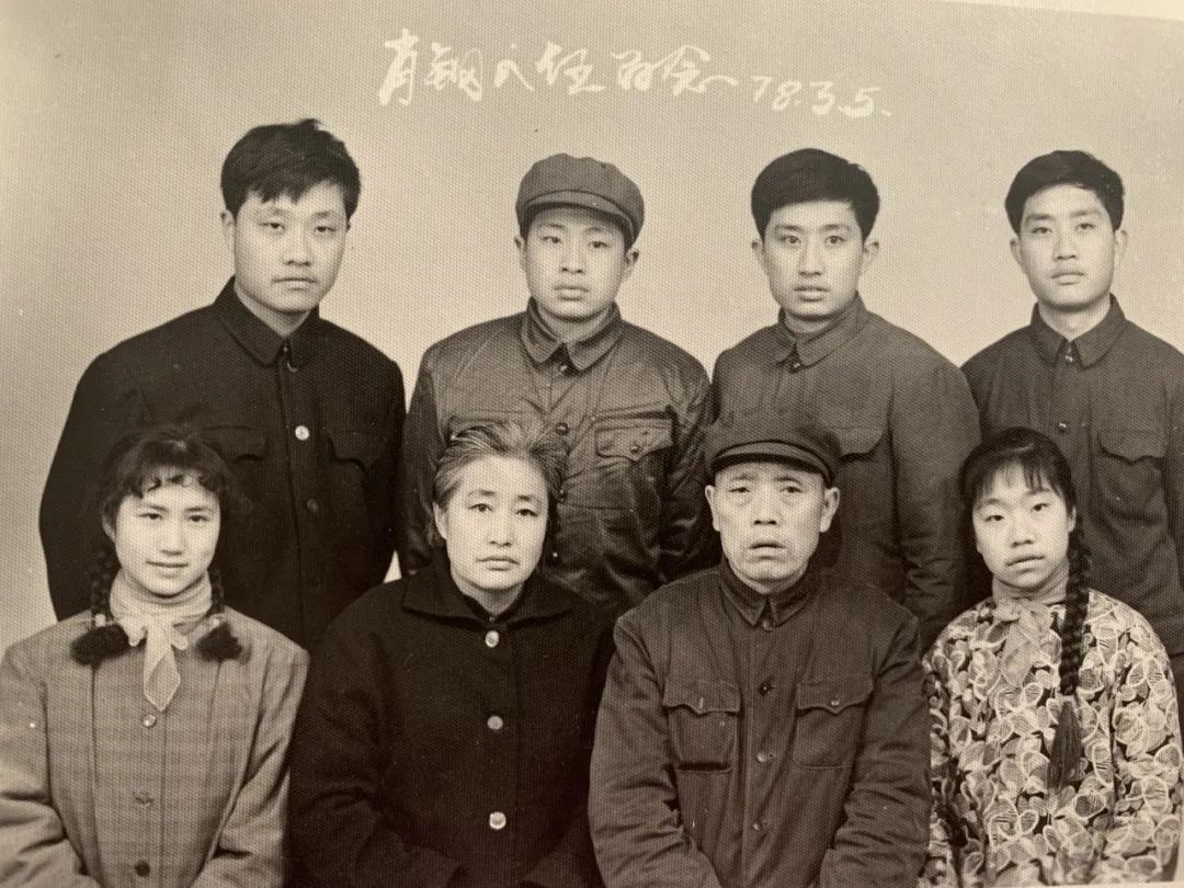 1978年，肖先东送四儿子肖钢（后排左起二）入伍，和5个子女留下合影。图源：肖先东家属