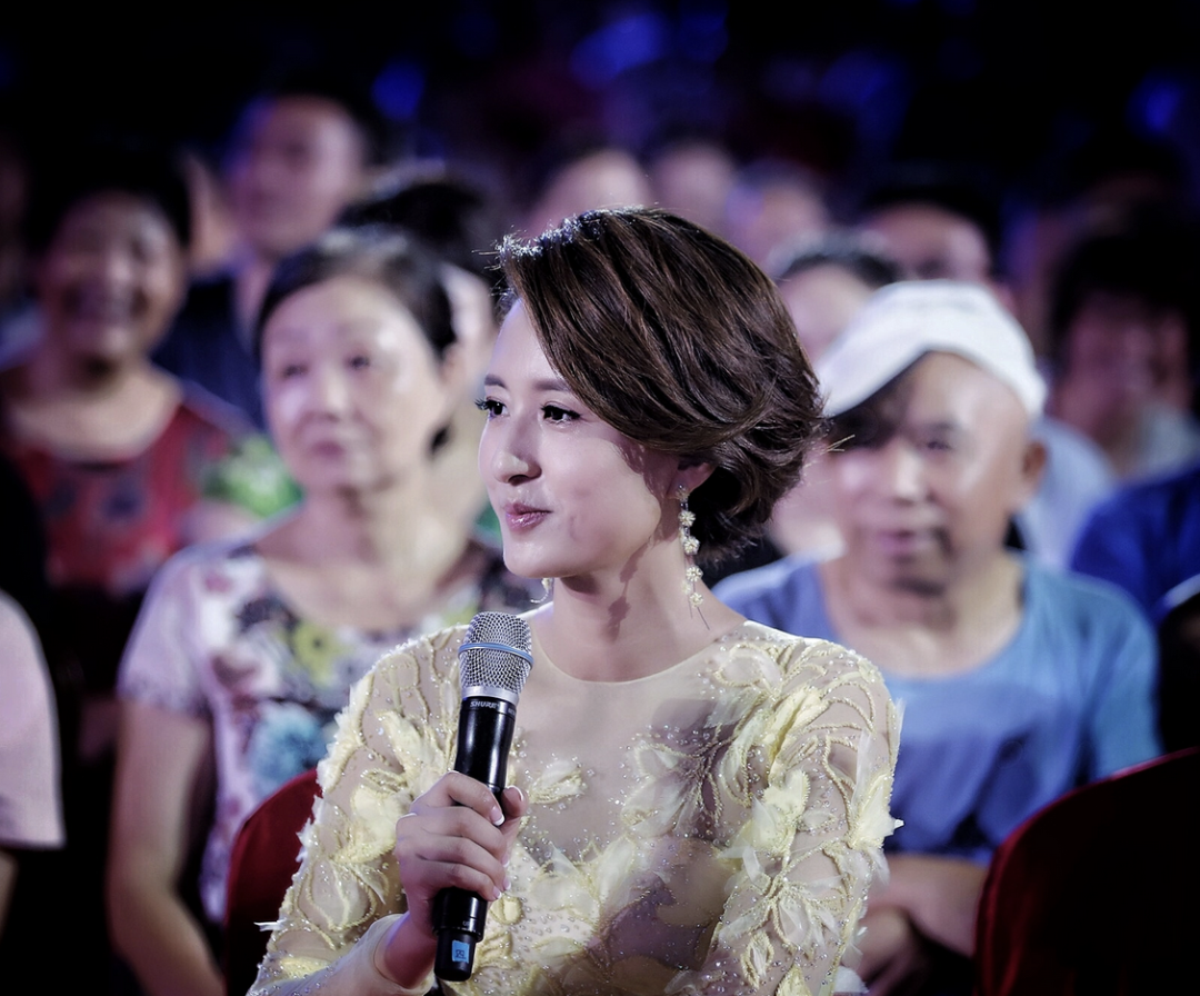 央视女主持晒旅行视频，田间干活超卖力，穿拉祜族衣服显柔美休闲区蓝鸢梦想 - Www.slyday.coM