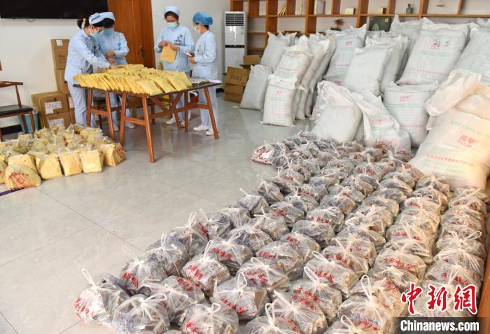 安徽省淮南市中医院的药师将熬制好的中药汤剂,颗粒剂打包,送往抗疫