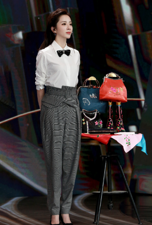 李思思换风格酷到认不出牛仔外套配百元鞋酷潮减龄又接地气