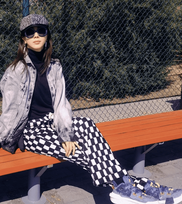 李思思换风格酷到认不出牛仔外套配百元鞋酷潮减龄又接地气