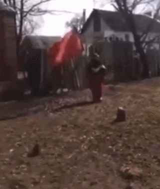 乌东老奶奶举苏联红旗迎俄军，来的却是乌军…