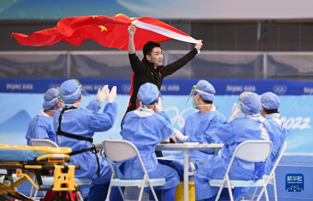 2022年2月12日，在北京国家速滑馆，中国选手高亭宇夺得北京冬奥会速度滑冰男子500米冠军后庆祝。新华社记者 李尕 摄