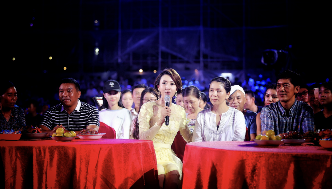 央视女主持晒旅行视频，田间干活超卖力，穿拉祜族衣服显柔美休闲区蓝鸢梦想 - Www.slyday.coM