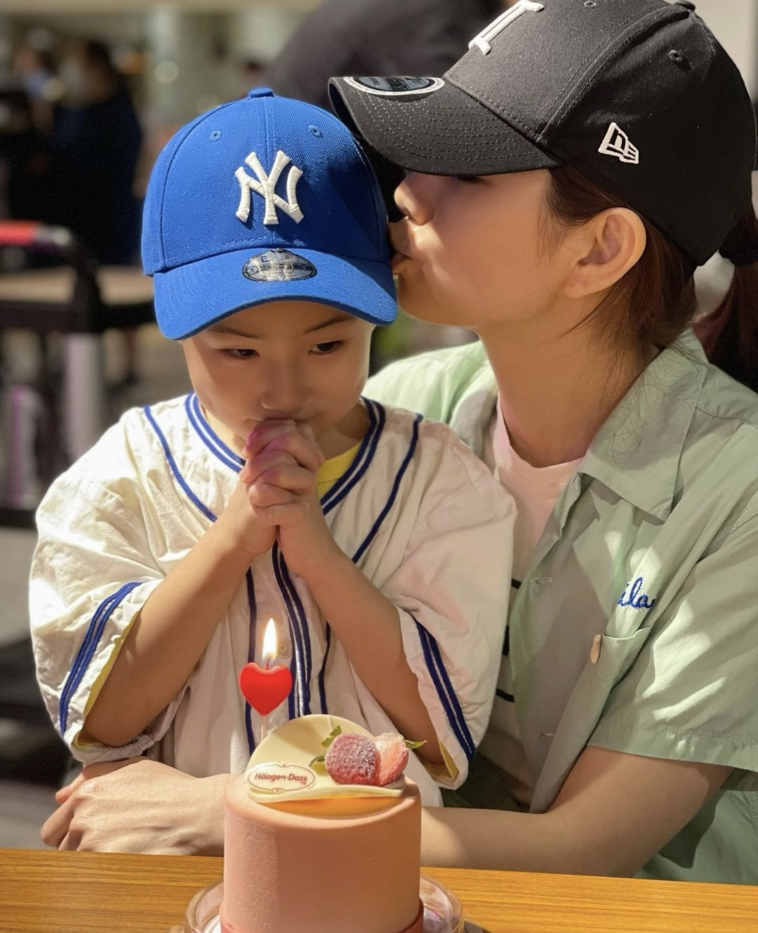 ella为儿子庆祝5岁生日亲吻孩子母爱爆棚劲宝比心画风喜感