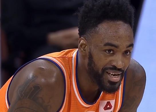 太拼了！任骏威17分钟犯满离场，富兰克林2节轰19+4，恭喜上海队休闲区蓝鸢梦想 - Www.slyday.coM