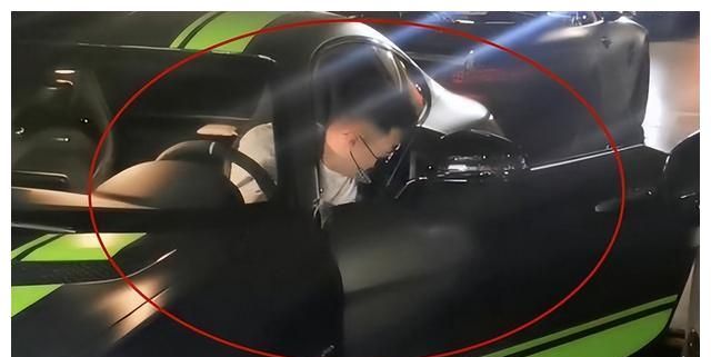 德云社周九良开豪车上班引发众人热议网友说相声真挣钱