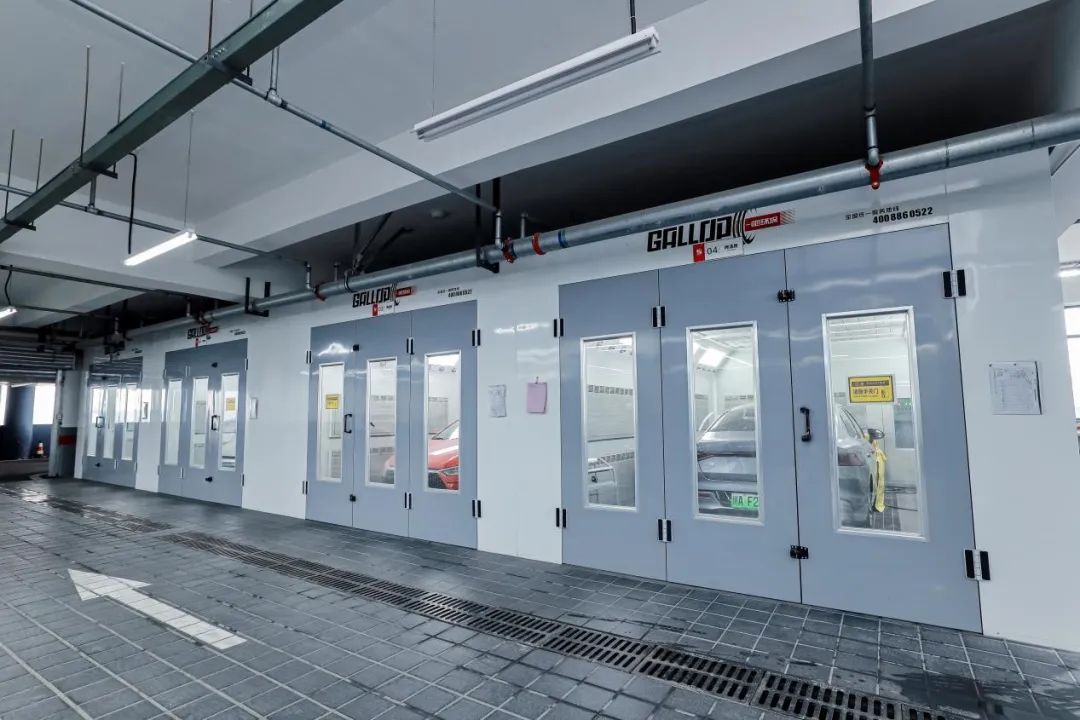 6层的油漆车间,中涂房内配置了一体式三维烤灯,能进行对车身全方位的