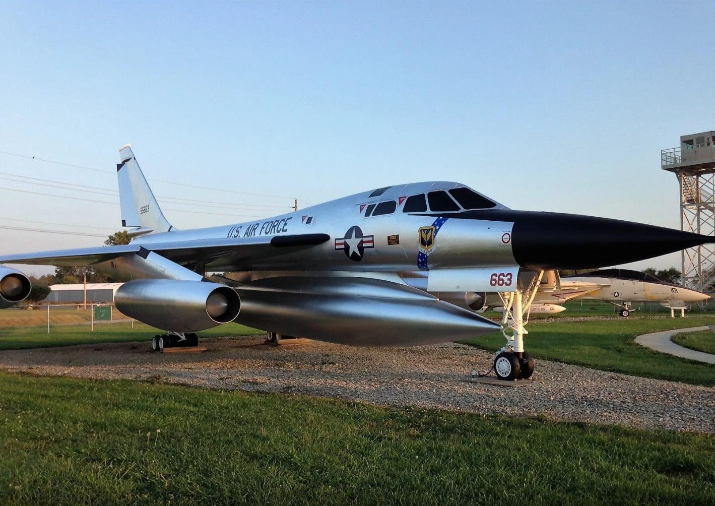 b-58盗贼轰炸机,曾屡破世界纪录,但在短期服役后便退役!