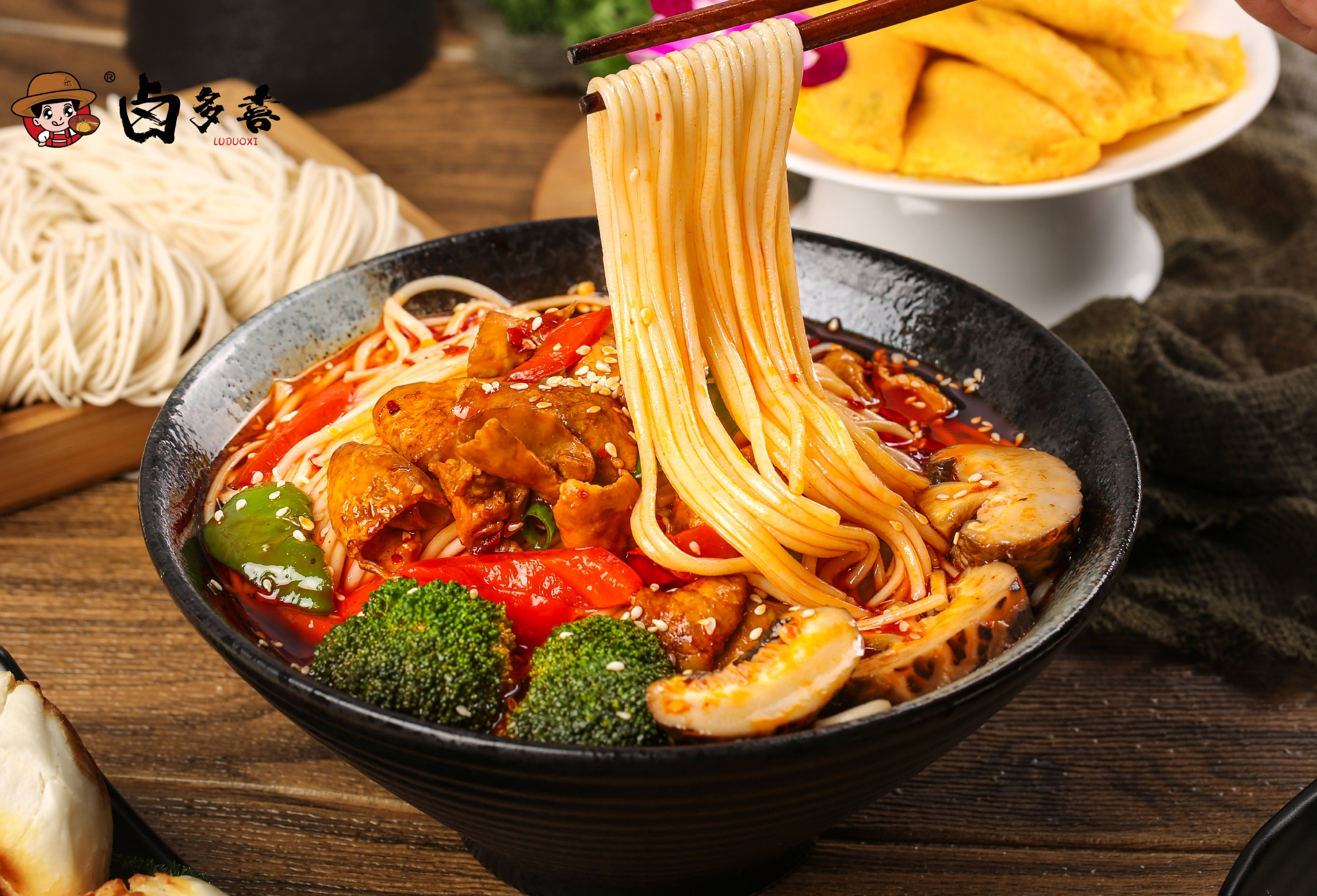 碗里冒着的热气,远远的就能够闻到卤味香飘十里,再加上一些特制的泡菜