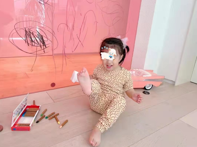 终于晒老婆陈赫分享俩女儿宅家萌态张子萱低调出镜秀足恩爱