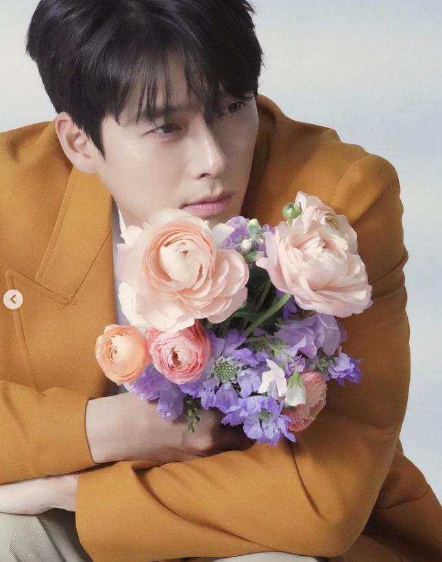 玄彬最新西服写真手拿鲜花笑起来超甜结婚之后帅气又绅士