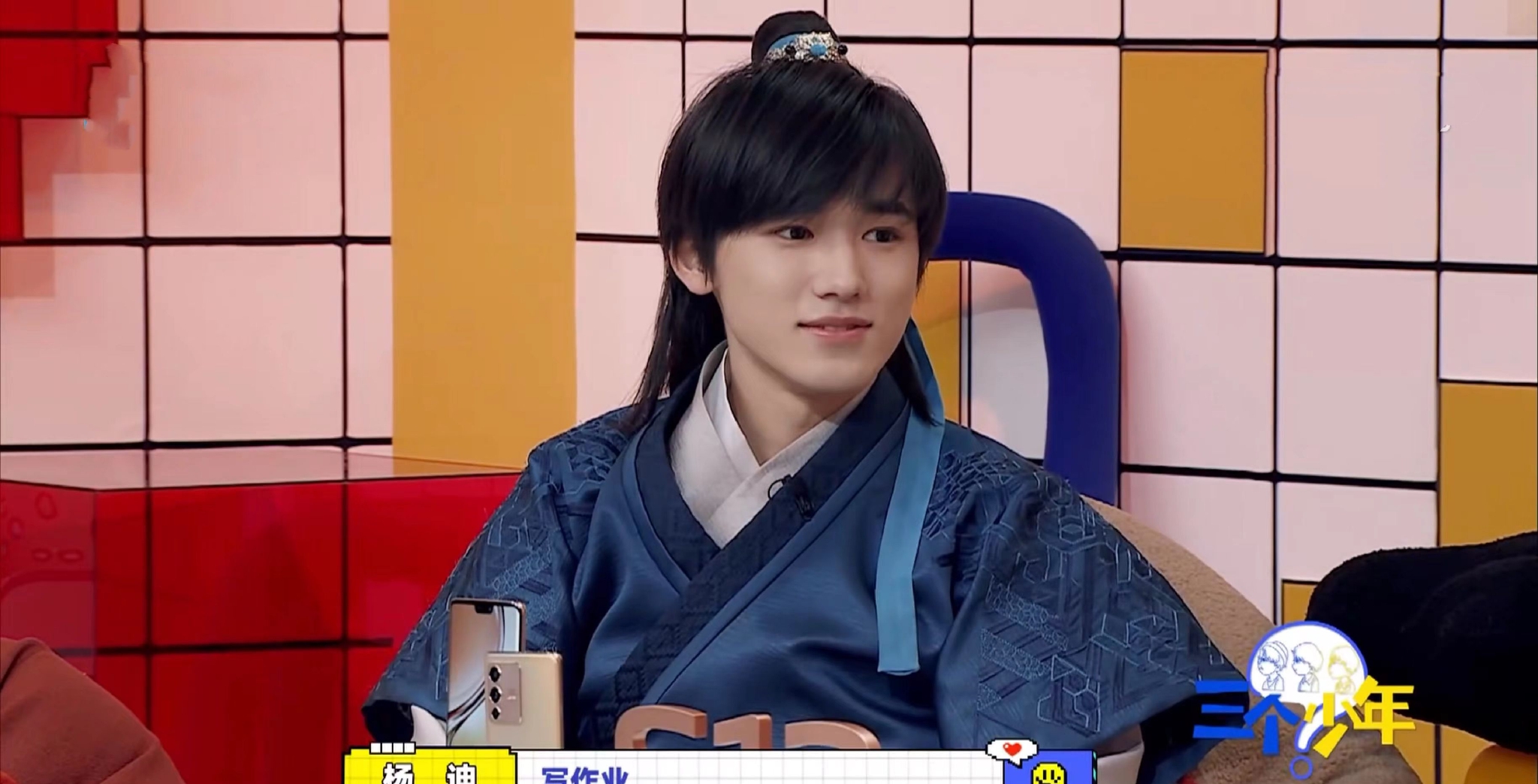 宋亚轩自曝时代少年团的内卷竟是写作业,网友:广大学生的痛