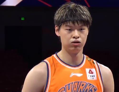 太拼了！任骏威17分钟犯满离场，富兰克林2节轰19+4，恭喜上海队休闲区蓝鸢梦想 - Www.slyday.coM