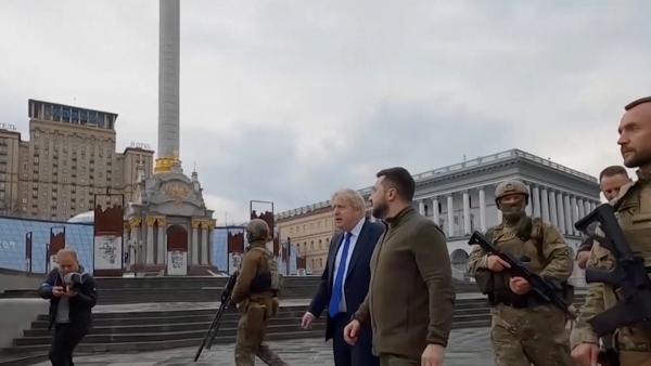 英国首相秘访基辅会见泽连斯基，二人街头步行与市民对话