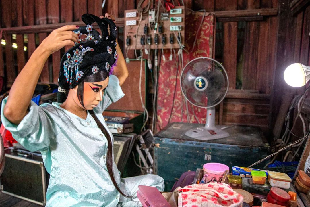 在泰国那空沙旺府,一名潮剧演员在后台化妆.新华社记者王腾摄