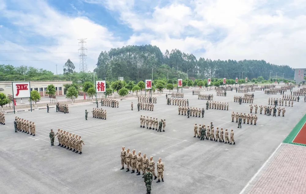 图为武警重庆总队2022年度春季新兵教育训练动员大会结束后,新兵们