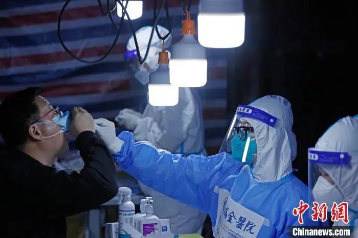 瑞金医院医护人员正在为市民进行核酸检测采样。殷立勤 摄