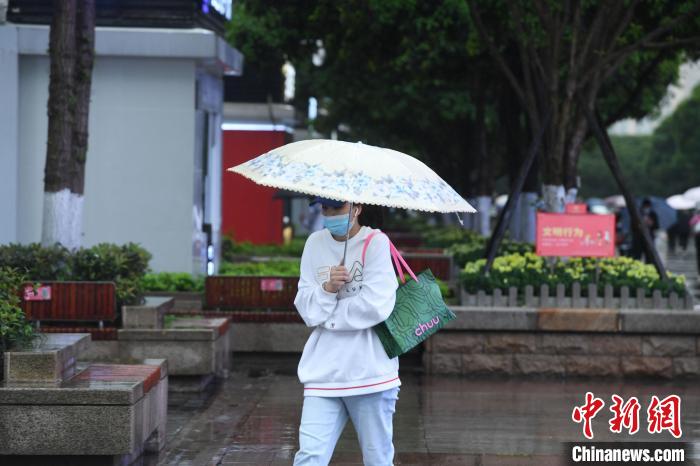 资料图：气温下降，重庆市民穿着长袖衣服出街。陈超 摄