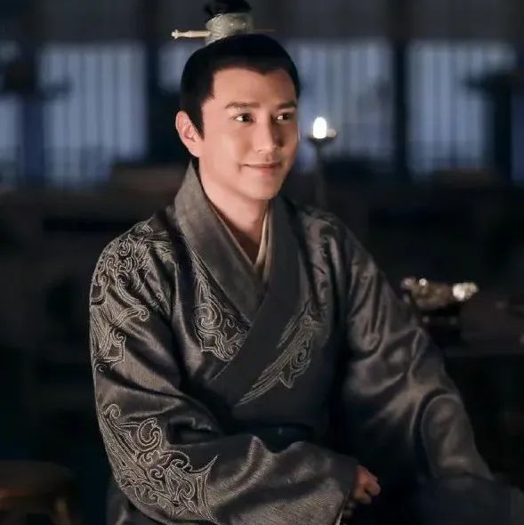 还记得《知否》里的盛长柏吗?大学时曾暗恋袁姗姗?