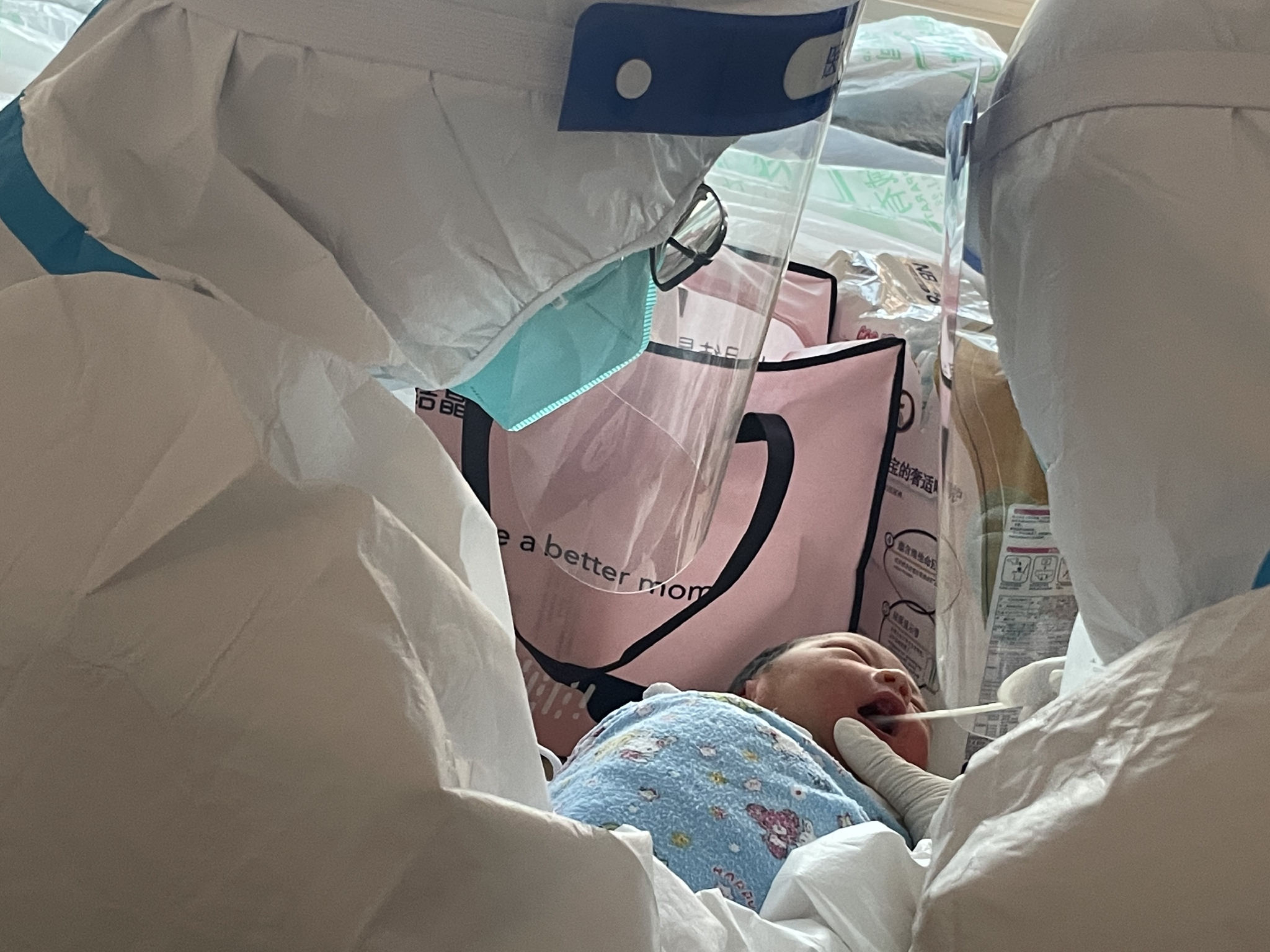 视频｜暖！封控楼孕妇顺利转运，新生儿比划“上海加油”休闲区蓝鸢梦想 - Www.slyday.coM