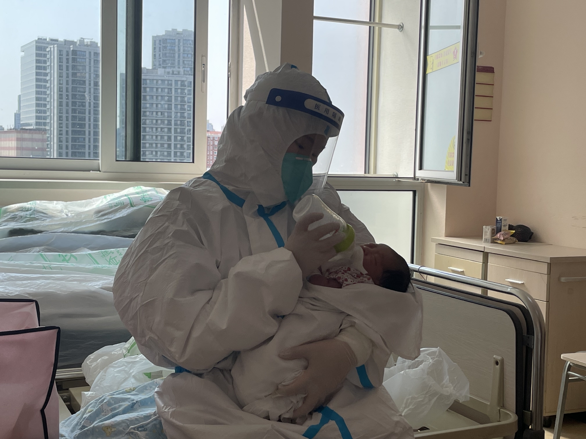 视频｜暖！封控楼孕妇顺利转运，新生儿比划“上海加油”休闲区蓝鸢梦想 - Www.slyday.coM