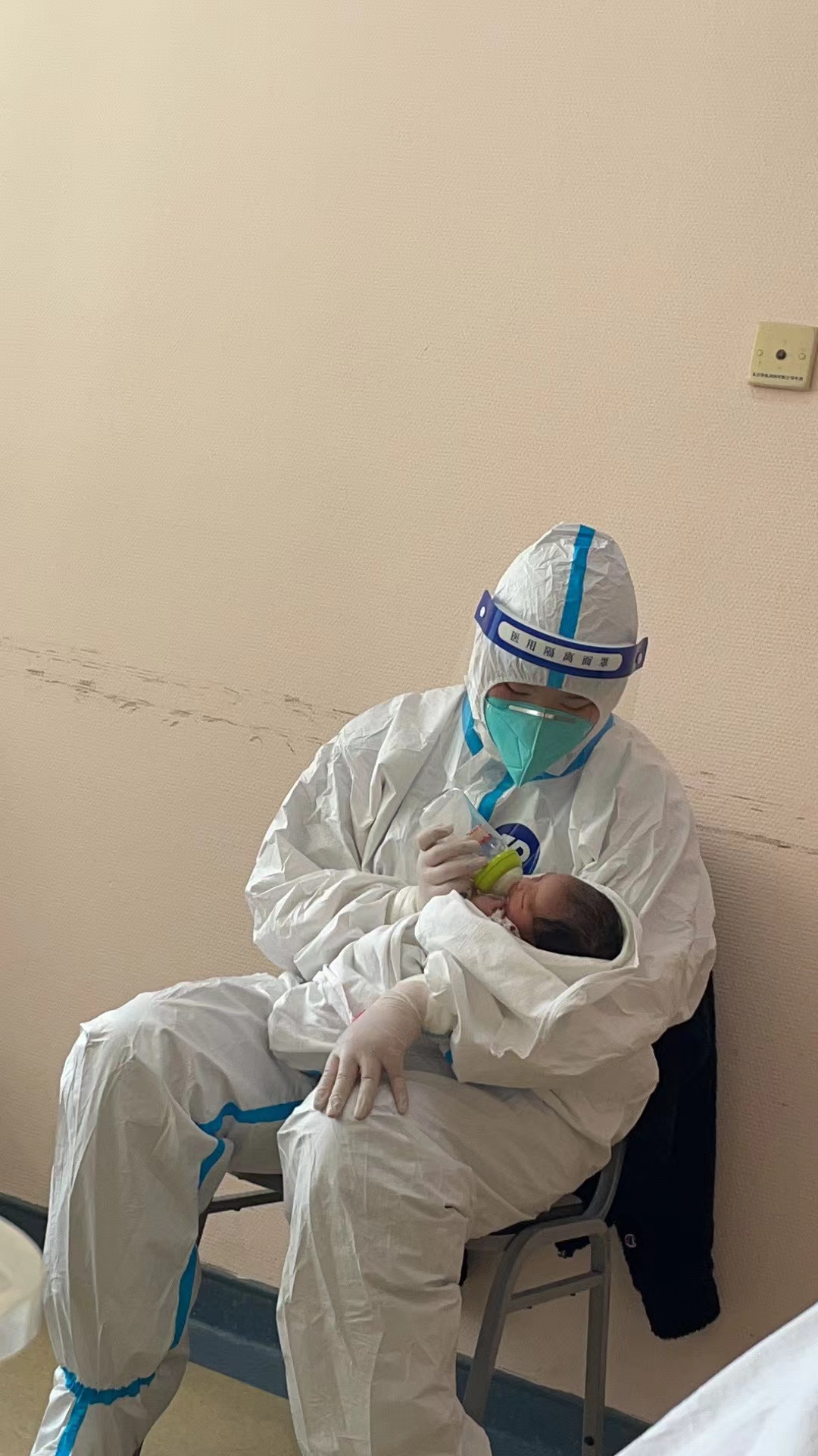 视频｜暖！封控楼孕妇顺利转运，新生儿比划“上海加油”休闲区蓝鸢梦想 - Www.slyday.coM